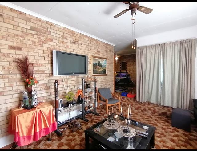 3 BEDROOM FREESTANDING FOR SALE IN STILFONTEIN EXT 2
